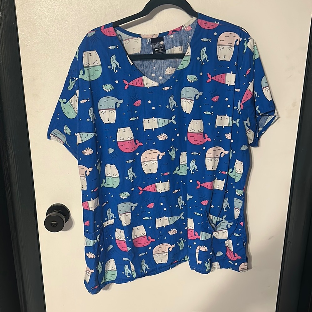 Zoe + Chloe EUC MerCat scrub top
